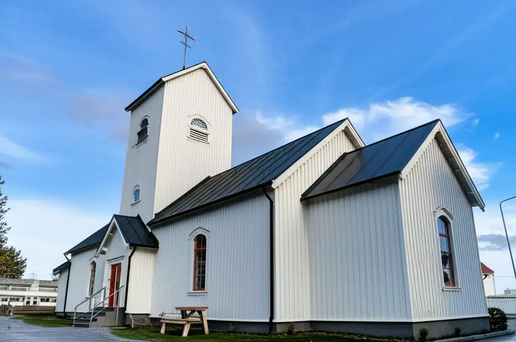 Rindal kyrkje 1 Rindal kyrkje: Historisk trekirke i vakker landskap