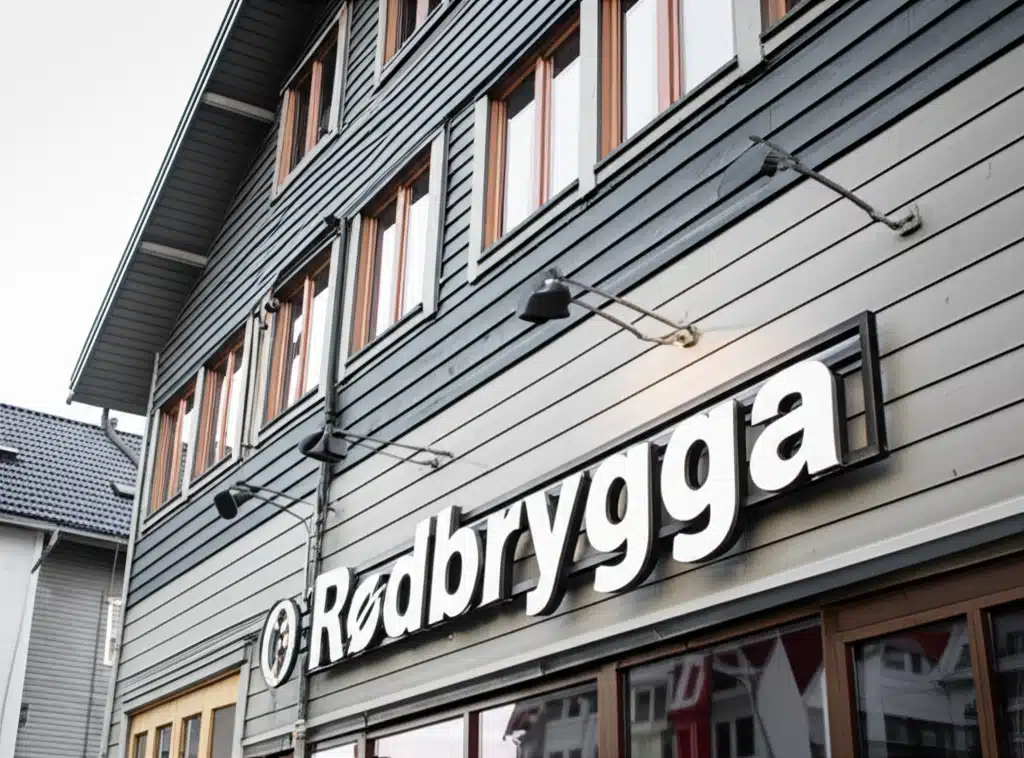Rødbrygga: Et ikonisk norsk fiskerleie i vakker natur