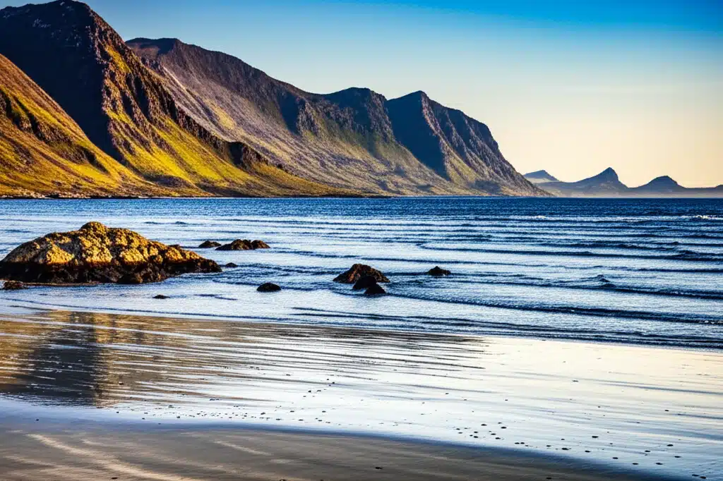 Skagsanden strand: Nydelig kystlinje med hvit sand og blått hav
